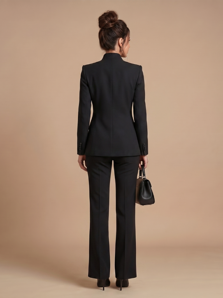 Delta™ | Traje entallado con cuello alto estructurado