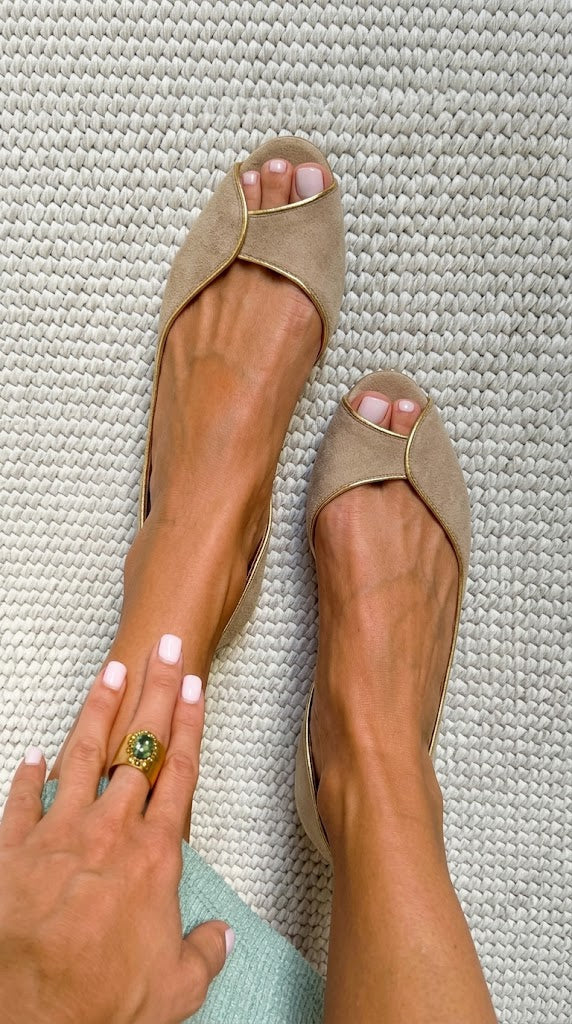GIADA | Scarpe basse con punta aperta e bordino dorato in pelle scamosciata