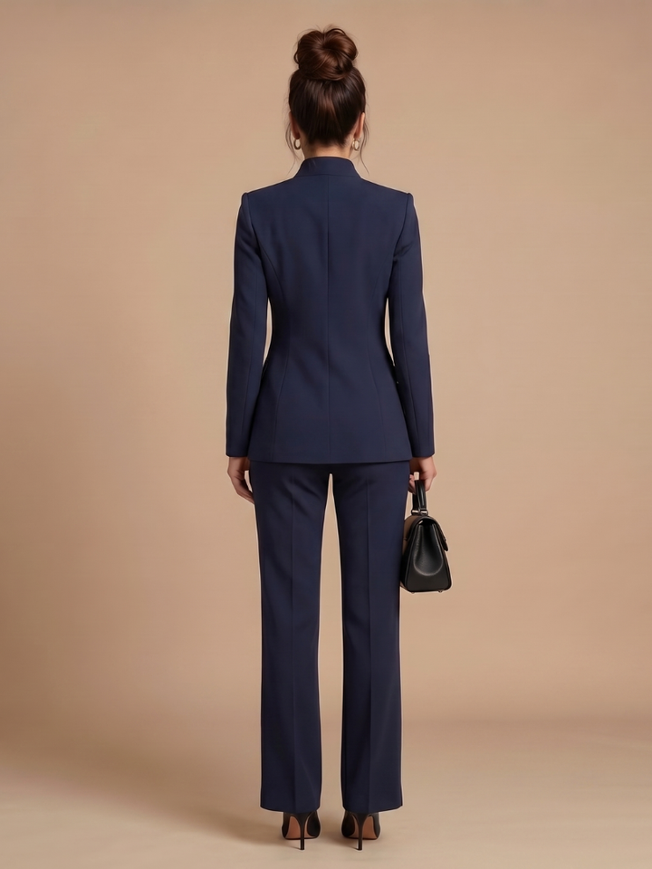 Delta™ | Traje entallado con cuello alto estructurado