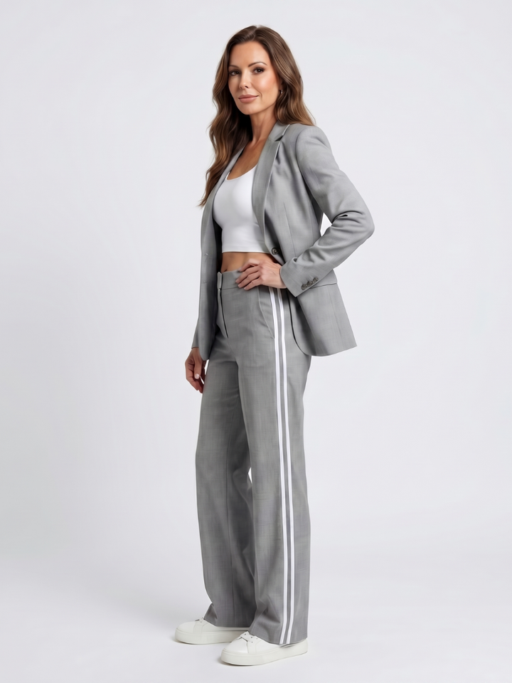 Kaya™ | Conjunto blazer y pantalón con raya lateral