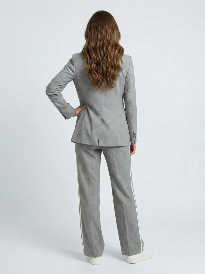 Kaya™ | Conjunto blazer y pantalón con raya lateral