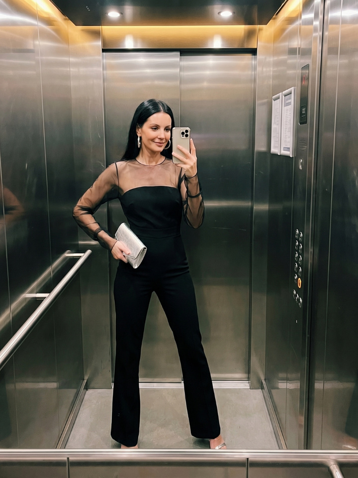 Oksana™ | Mono con cuerpo ajustado, mangas transparentes y pernera acampanada