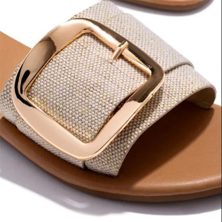 Chanclas elegantes con hebilla