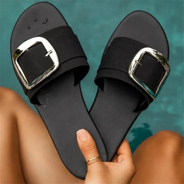 Chanclas elegantes con hebilla