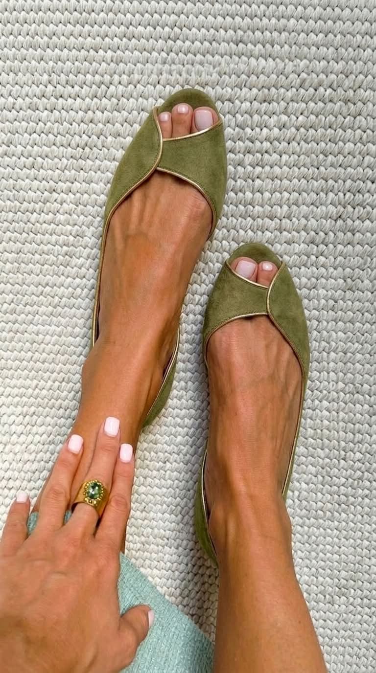 GIADA | Scarpe basse con punta aperta e bordino dorato in pelle scamosciata