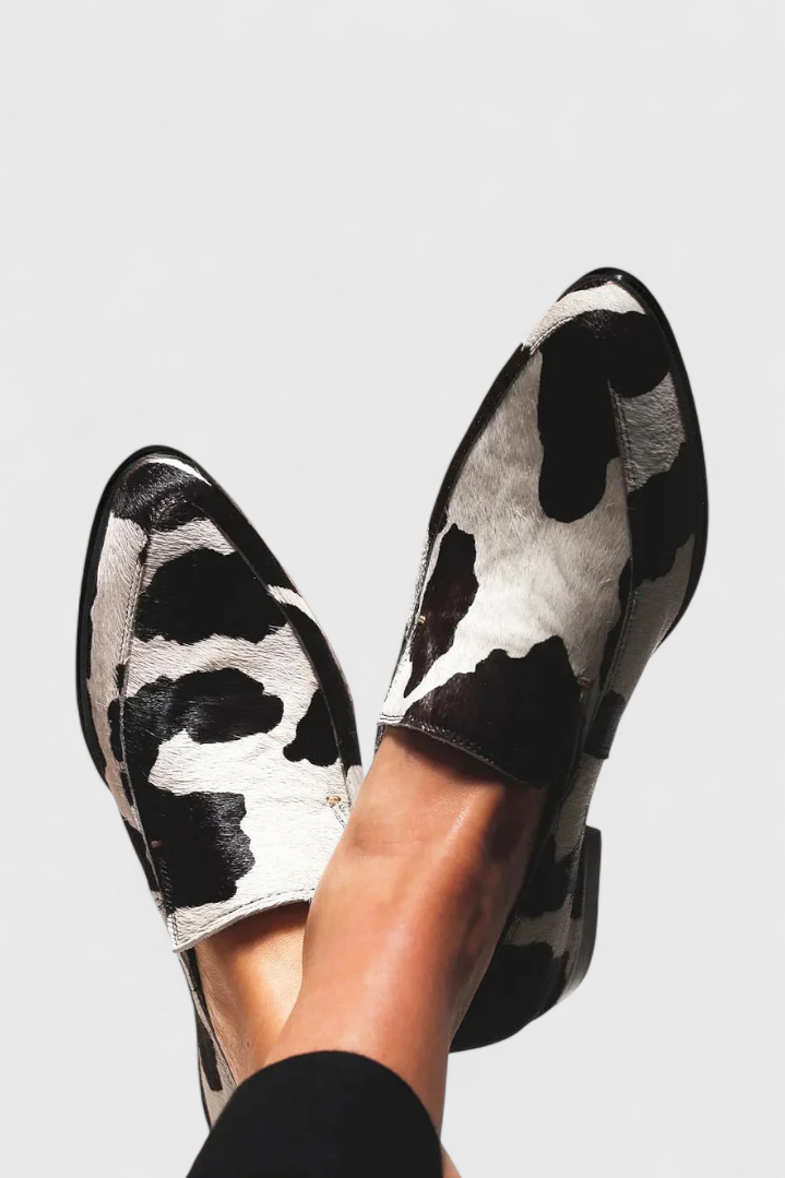Elegantes mocasines Macarena con tacón bajo y estampado animal