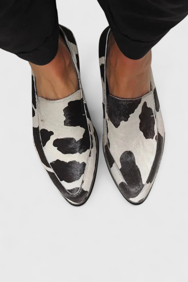 Elegantes mocasines Macarena con tacón bajo y estampado animal
